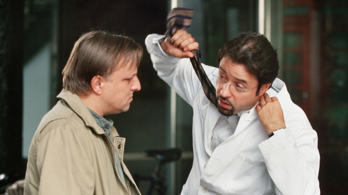 Boerne (Jan Josef Liefers, r.) macht es f&uuml;r Thiel (Axel Prahl) mal wieder ganz anschaulich. (Foto)