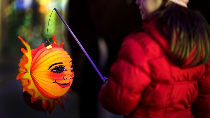 Für Kinder ist es etwas Besonderes, abends mit Laterne loszuziehen.