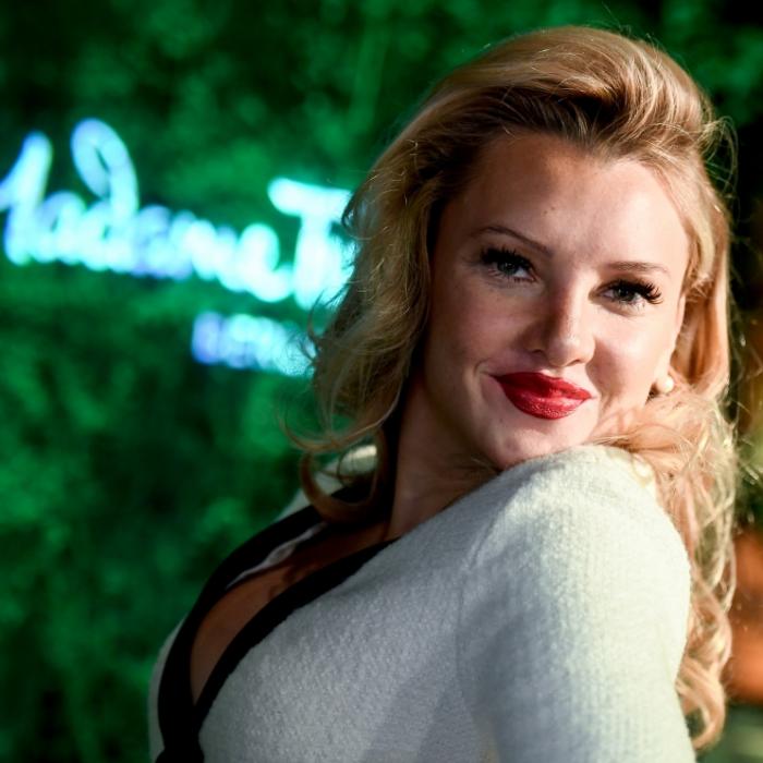 (SP)REIZENDE Aussichten! HIER macht die Blondine die Beine breit