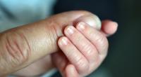 China: Mutter beißt eigenem Baby in den Arm. (Symbolbild)