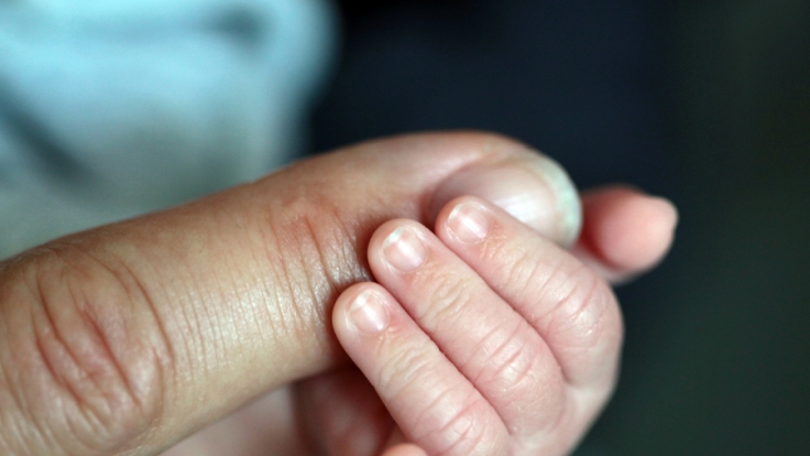 China: Mutter beißt eigenem Baby in den Arm. (Symbolbild)