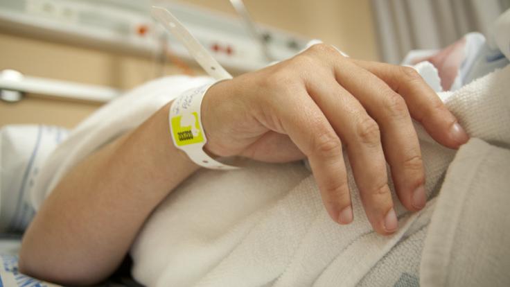 In einem Pflegeheim in Mecklenburg-Vorpommern soll ein Pfleger eine Wachkoma-Patientin missbraucht haben.