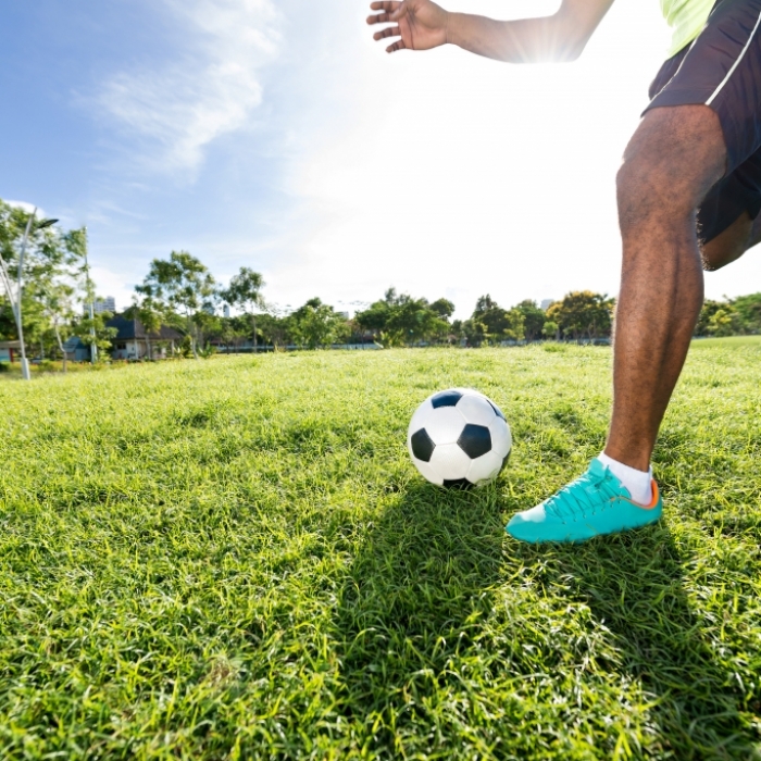 Fußball-Star (22) bricht während Spiel zusammen und stirbt
