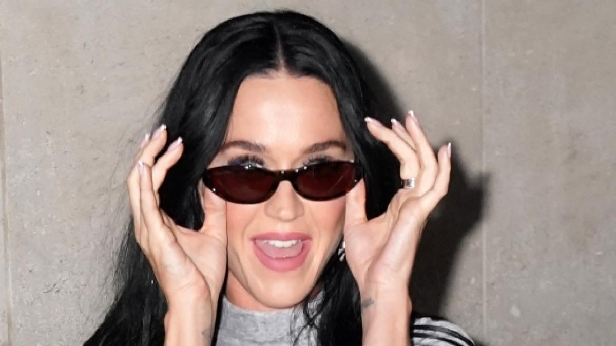 Katy Perry zeigt f&uuml;r ihr neues Album "143" viel Haut. Davon sind nicht alle Fans begeistert. (Foto)