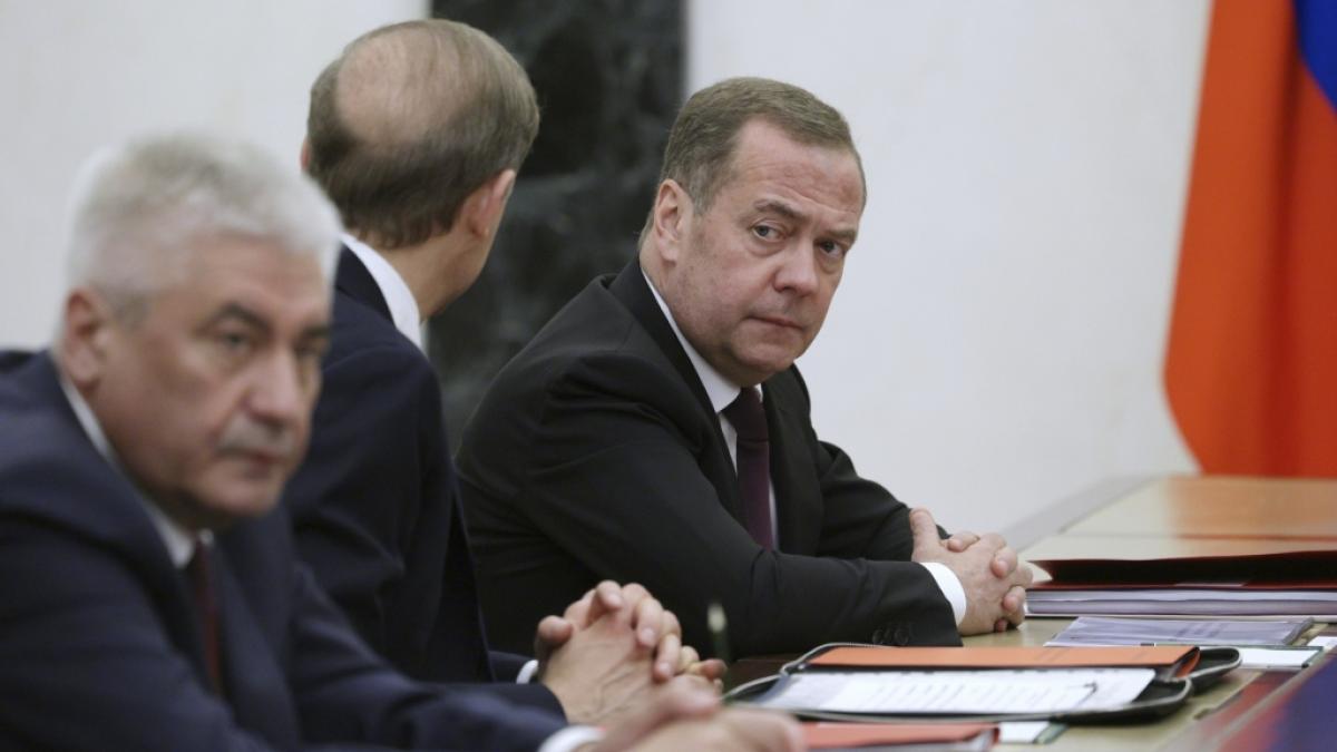 Dmitri Medwedew (r.) droht auf X mit einer m&ouml;glichen weiteren Eskalation im Ukraine-Krieg. (Foto)