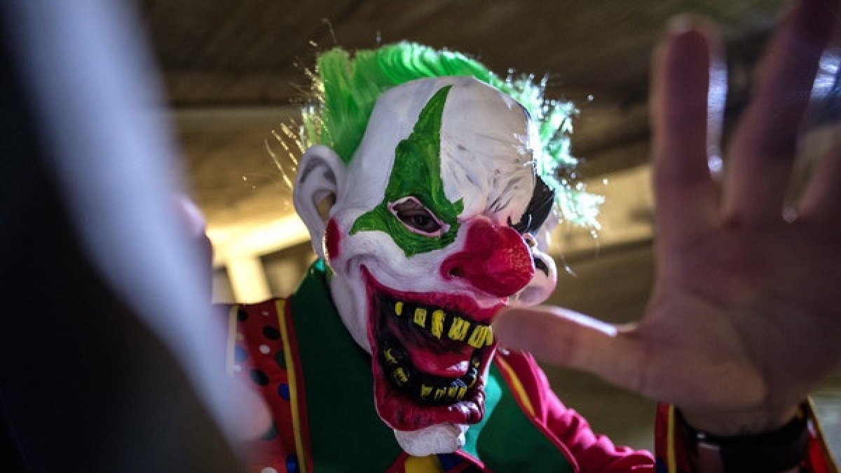 Ein als sogenannter Horror-Clown verkleideter Mann posiert in Berlin in einer Tiefgarage. (Foto)