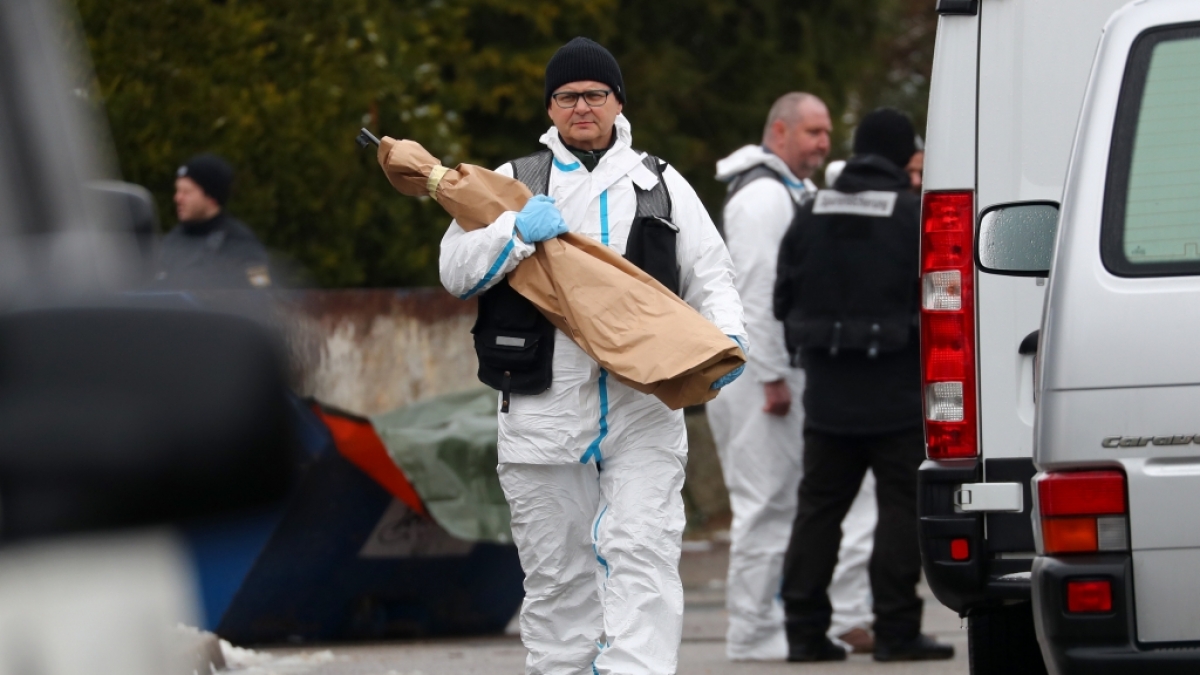 Ein Mitarbeiter der Spurensicherung tr&auml;gt einen Gegenstand aus dem Anwesen des seit Mitte Dezember 2017 vermissten Ehepaars. (Foto)