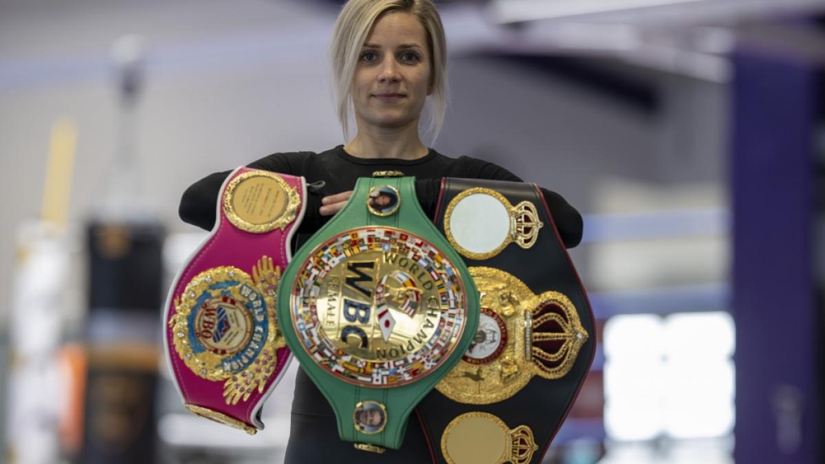 Tina Rupprecht hier noch mit den Gürteln der WBC, WBO und WBA - kommt am 6.4.2025 der WM-Titel der IBF dazu? (Foto)