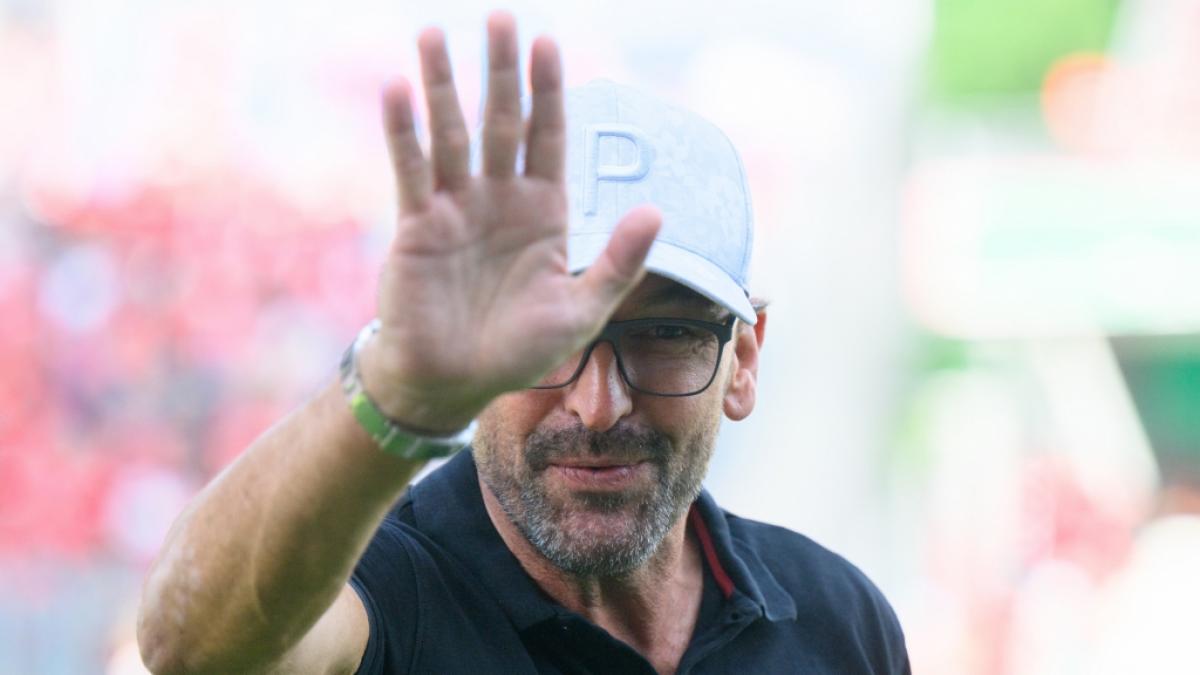 Bringt Trainer Claus-Dieter "Pele" Wollitz den FC Energie Cottbus zum Aufstieg in die 3. Liga? Zwei schwere Spiele gegen die SpVgg Unterhaching m&uuml;ssen zuvor noch erfolgreich gestaltet werden. (Foto)