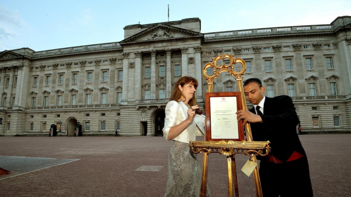 Wenn im britischen K&ouml;nigshaus Nachwuchs geboren wird, erf&auml;hrt die Welt die Ankunft stilecht per goldgerahmter Bekanntmachung vor dem Palast. (Foto)