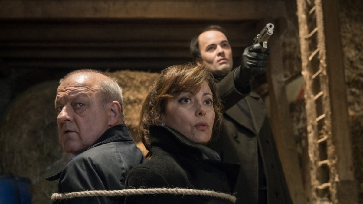 Georg Wilsberg (Leonard Lansink) und Franziska Rudolph (Carolina Vera) sind in einem Kellerraum aneinander gefesselt. (Foto)