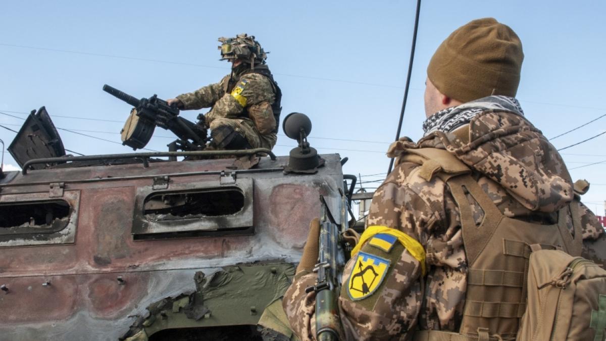 Ukrainische Soldaten inspizieren ein besch&auml;digtes Milit&auml;rfahrzeug nach K&auml;mpfen in Charkiw. (Foto)