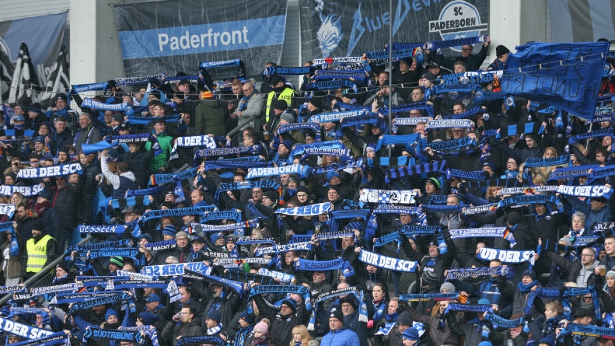 Die Fans vom SC Paderborn feuern ihr Team von der Trib&uuml;ne aus an. (Symbolbild) (Foto)