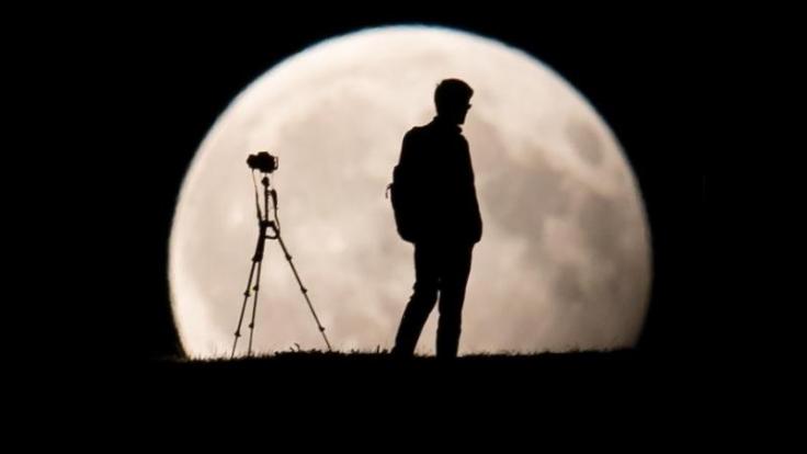 Für starke Fotos von der totalen Mondfinsternis brauchen Fotografen möglichst ein Teleobjektiv und ein Stativ.