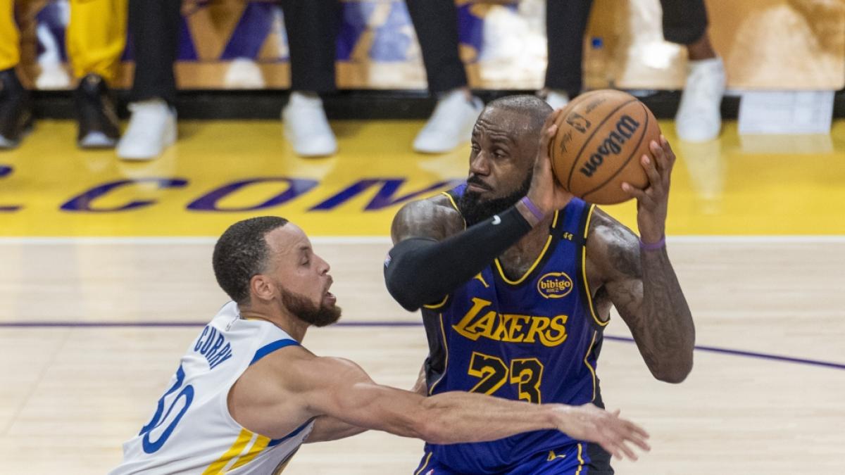 LeBron Jaes von den Los Angeles Lakers (r) wird verteidigt von Stephen Curry von den Golden State Warriors, am 05.02.2025. (Symbolbild) (Foto)