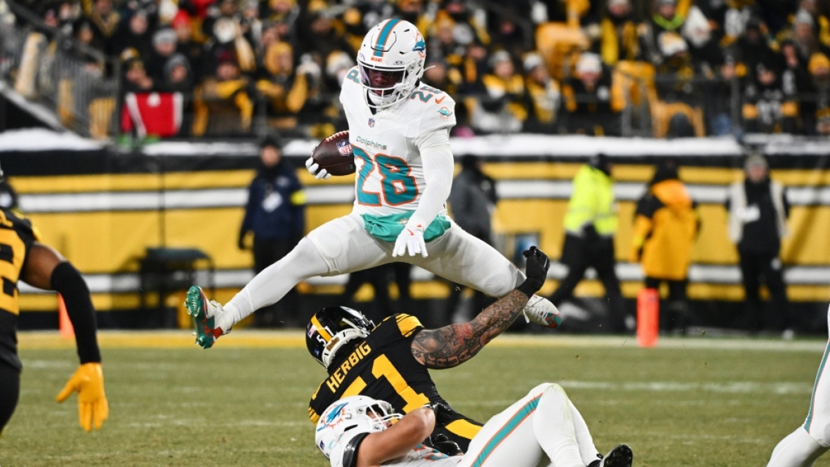 De'Von Achane von den Miami Dolphins springt &uuml;ber einen Spieler, am 15.12.2025. (Symbolbild) (Foto)