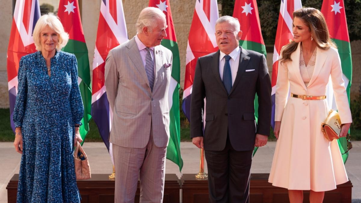 K&ouml;nig Abdullah II. und K&ouml;nigin Rania von Jordanien, hier mit den Briten Royals Charles und Camilla, schweben im Elterngl&uuml;ck: Prinzessin Iman ist Mutter von Zwillingen geworden. (Foto)