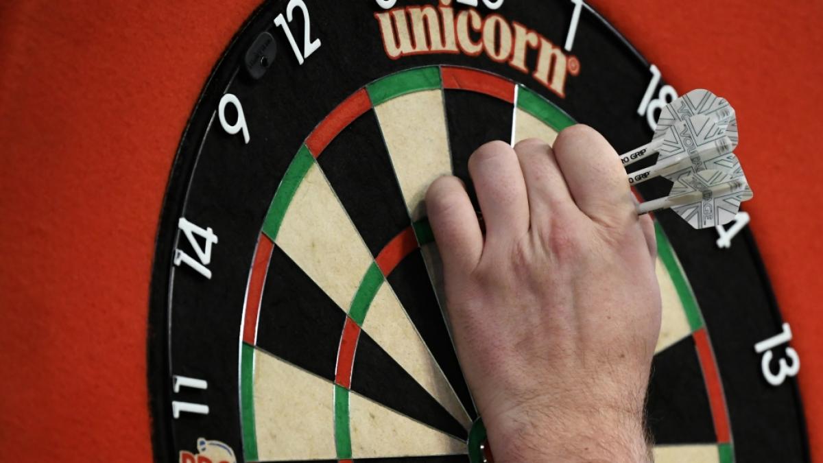 Bei den Darts UK Open 2023 geht es Schlag auf Schlag, wenn 144 Teilnehmer in Minehead um den Sieg k&auml;mpfen - auf bis zu acht B&uuml;hnen gleichzeitig! (Foto)