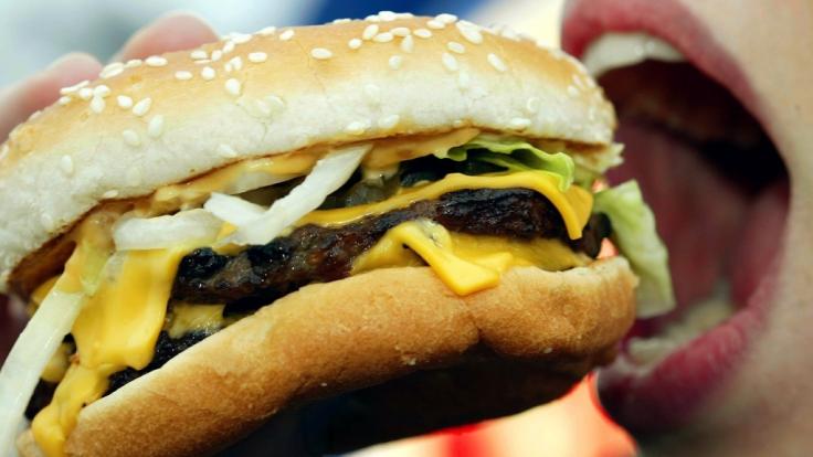 Durch eine Nadel in seinem Burger wurde ein Mann aus Taiwan schwer verletzt (Symbolbild).