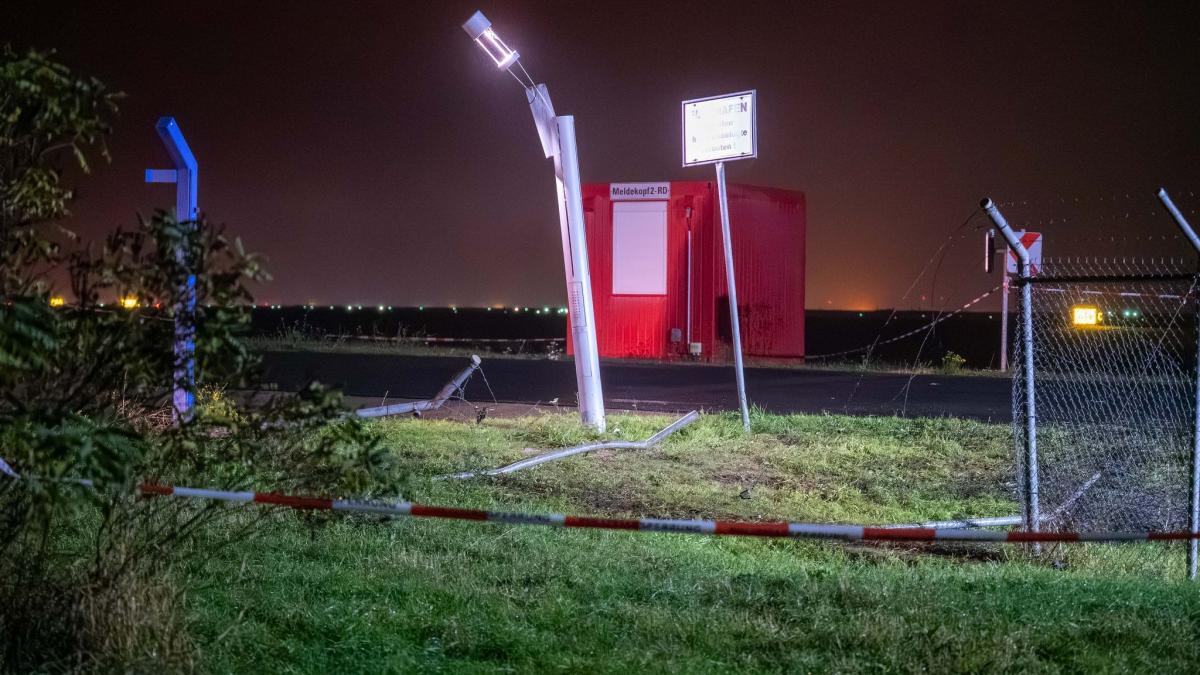 Derzeit sei unklar, ob sich unberechtigte Personen auf dem Flughafengel&auml;nde aufhalten, hie&szlig; es in einer Mitteilung der Polizei. Es war zun&auml;chst nicht bekannt, wodurch der Zaun besch&auml;digt wurde. (Foto)