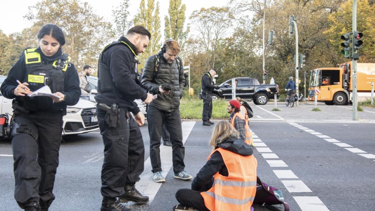 Die Klima-Chaoten blockieren regelm&auml;&szlig;ig Deutschlands Stra&szlig;en. (Foto)