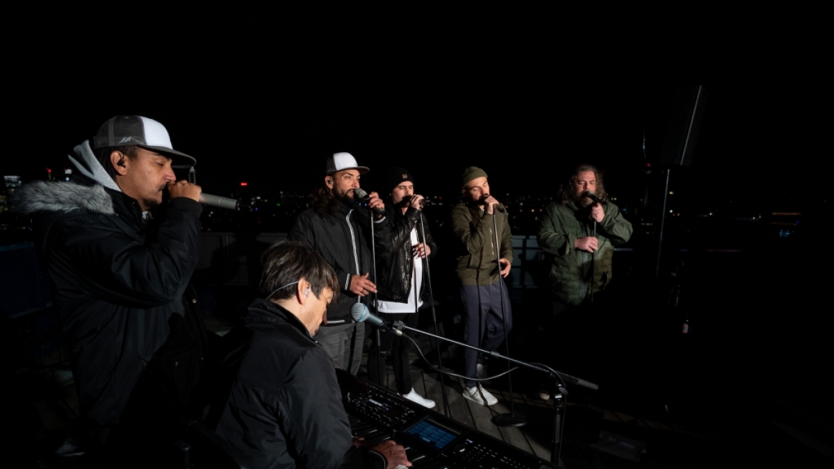 Die S&ouml;hne Mannheims performen auf der B&uuml;hne. (Foto)