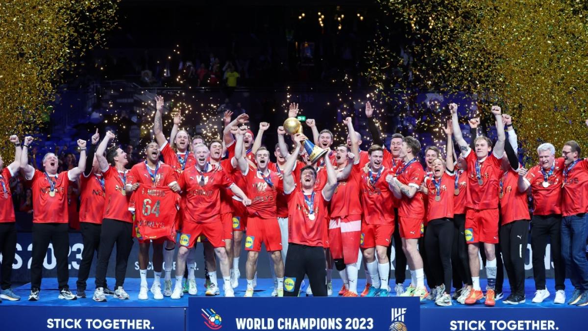 D&auml;nemarks Spieler jubeln nach der Siegerehrung mit dem Pokal. (Foto)