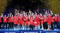Dänemarks Spieler jubeln nach der Siegerehrung mit dem Pokal.