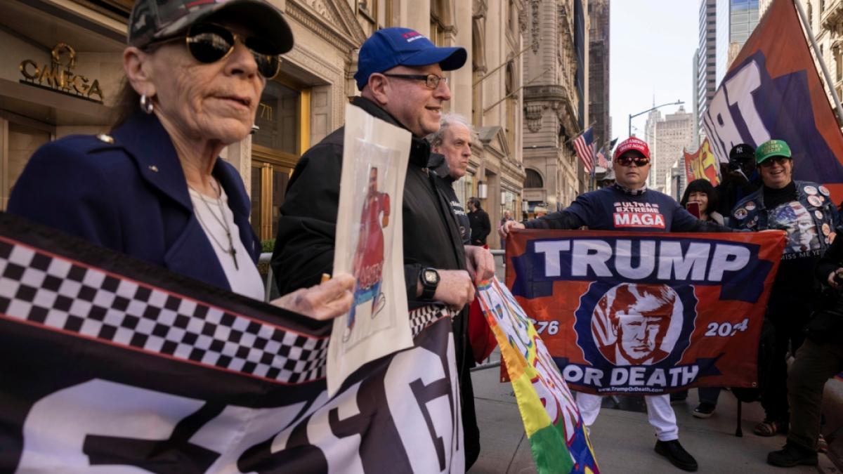Anh&auml;nger des ehemaligen US-Pr&auml;sidenten Donald Trump demonstrieren vor dem Trump Tower in New York, wo Trump nach seiner Anklage vor Gericht erwartet wird. (Foto)