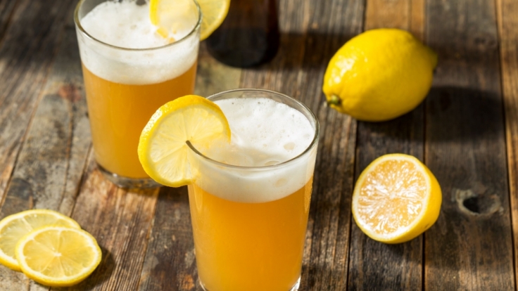 Gesundheitsgefahr für Radler-Fans! Wegen Glaspartikeln ruft eine Brauerei ihr Biermischgetränk zurück.