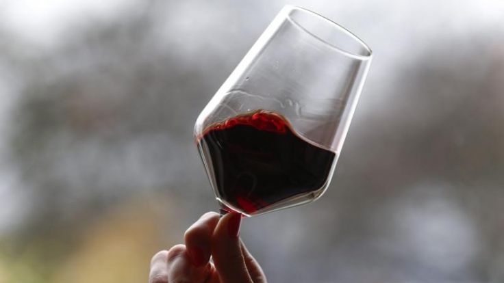 Ein Glas Rotwein am Tag reduziert die Häufigkeit von Herzinfarkten, fördert dafür aber andere Todesursachen.