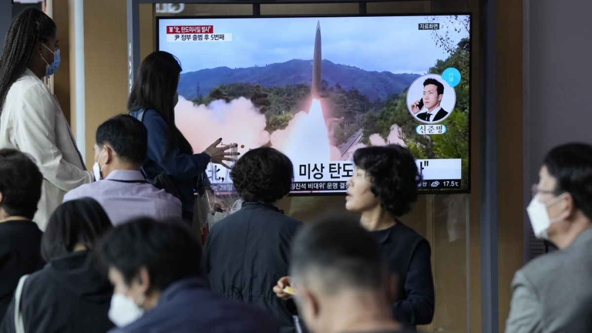 Menschen sehen sich eine Nachrichtensendung an, die ein Bild eines nordkoreanischen Raketenstarts zeigt. (Foto)