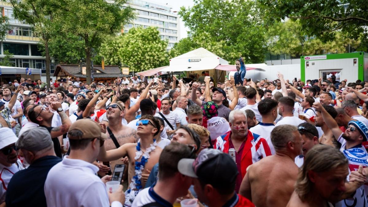 Englische Fans feierten vor dem EM-Finale am Berliner Breitscheidplatz. Planten Islamisten hier einen Terroranschlag? (Foto)