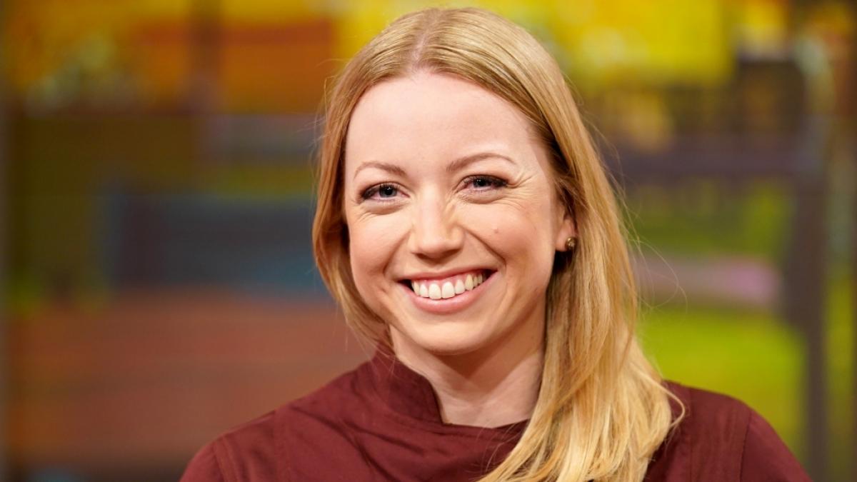 Fernsehk&ouml;chin Zora Klipp steht in der Studiokulisse der Sendung "Familien-Kochduell". (Foto)