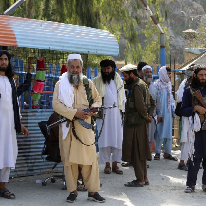 Taliban-Vergewaltiger entführen junge Frauen und Kinder