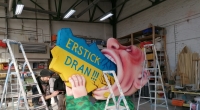 Ein Düsseldorfer Wagenbauer überraschte am Rosenmontag mit einem Putin-Karnevalswagen.