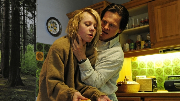 Immer wieder neigt Wolfgang Přiklopil (Thure Lindhardt) gegenüber Natascha Kampusch (Antonia Campbell-Hughes) zu unkontrollierter Gewalt.