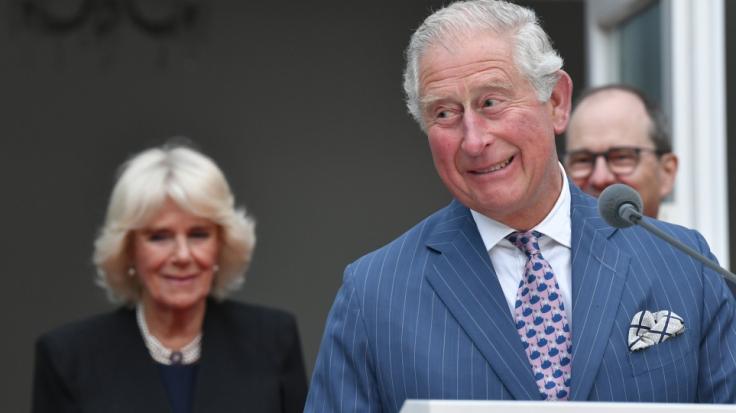 Prinz Charles und Herzogin Camilla haben heimlich Nachwuchs bekommen - das jedenfalls behauptet der Australier Simon Dorante-Day, der der Sprössling des Royals-Paares sein soll.