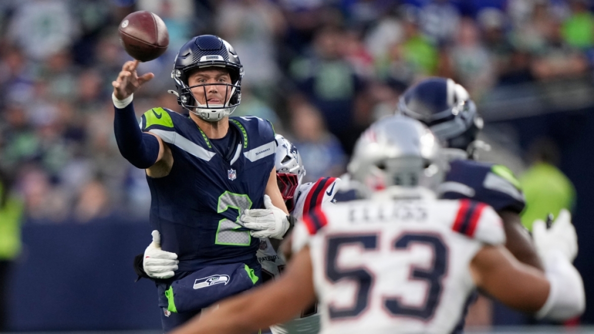 Profiliga NFL, Hauptrunde, Seattle Seahawks - New England Patriots. Drew Lock (2), Quarterback der Seattle Seahawks, wirft. (Foto)