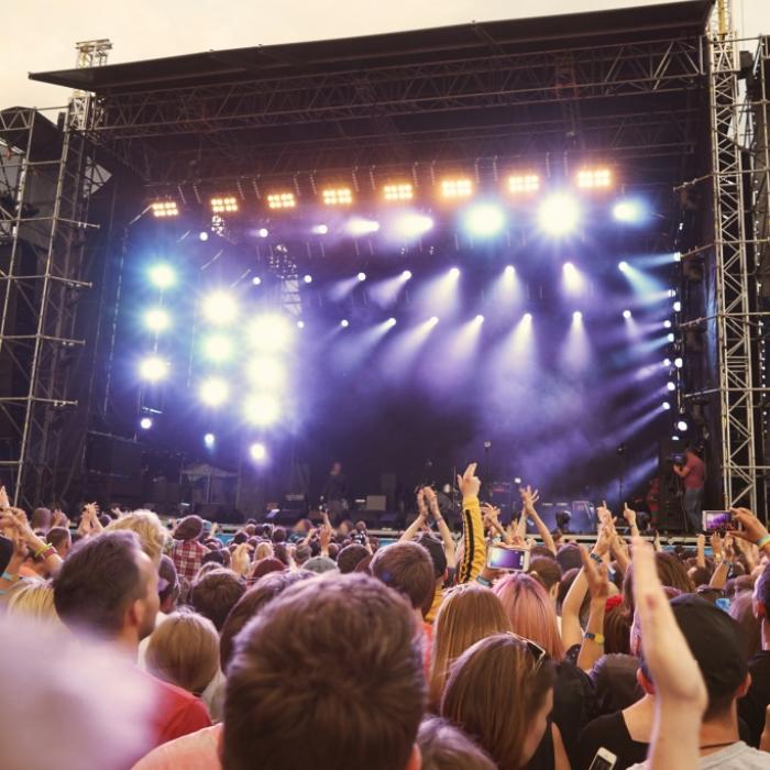 Sturm reißt Bühne auseinander - Festivalbesucher (28) getötet