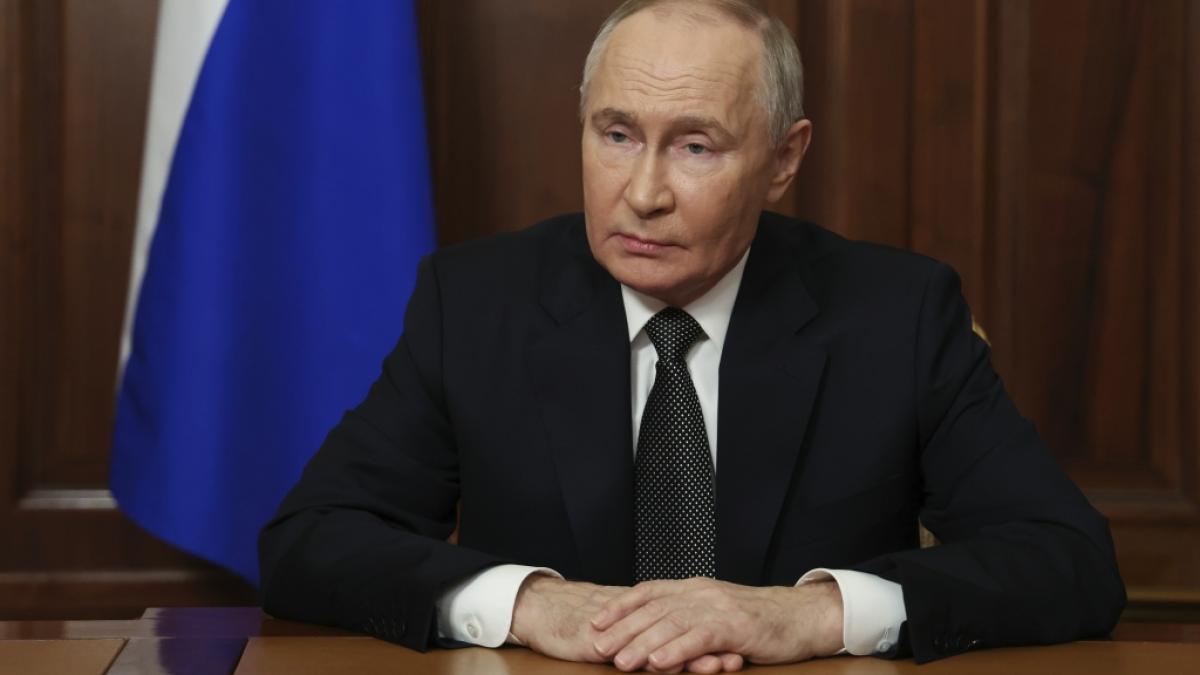 Dass sich Wladimir Putins H&auml;nde w&auml;hrend einer Video-Ansprache acht Minuten lang nicht bewegen, sch&uuml;rt in den sozialen Netzwerken wilde Ger&uuml;chte. (Foto)