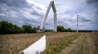 Vermutlich verursacht durch eine heftige Windböe ist in dem Windpark südlich von Gnoien ein Windrad zerstört worden.