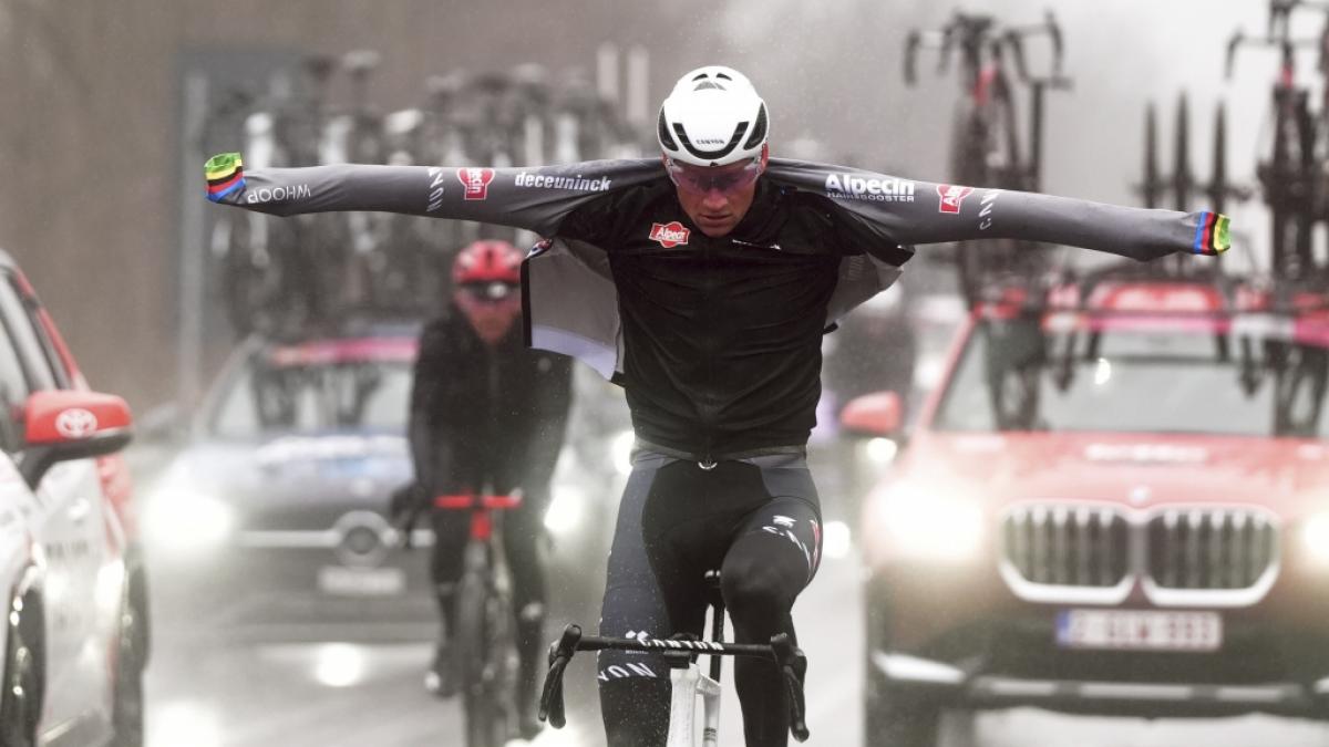 Mathieu van der Poel vom Team Alpecin-Deceuninck gewinnt das Rennen in Mailand-Sanremo. (Foto)