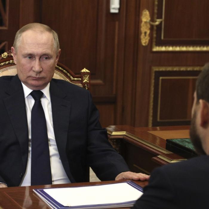 Bericht: Ukraine täuscht Putin-Soldaten mit Holzattrappen!