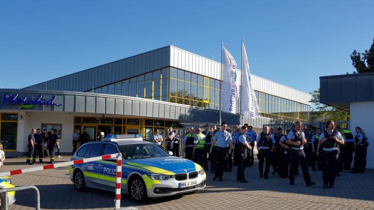 Nachdem ein Streit eskalierte, musste die Polizei ein Freibad in Düsseldorf räumen.