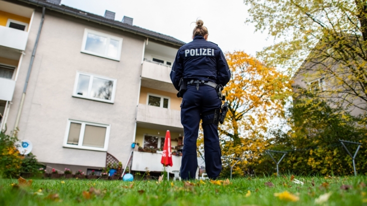 In diesem Mehrfamilienhaus in Detmold soll eine 15-Jährige ihren drei Jahre alten Halbbruder mit einem Messer getötet haben.