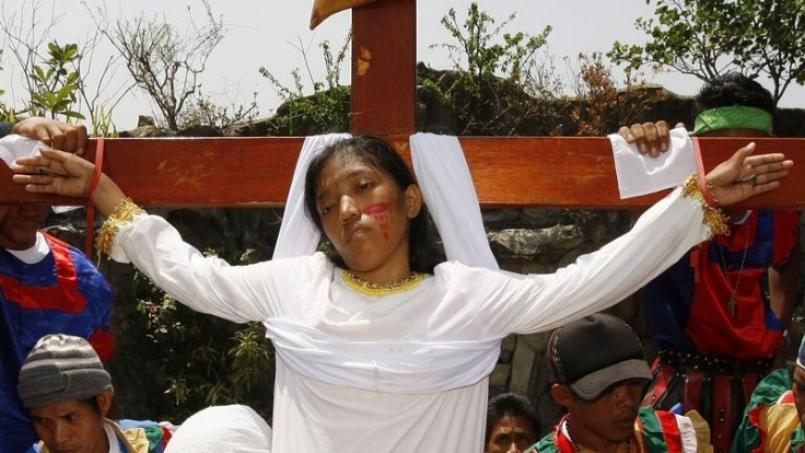 Osterritual auf den Philippinen: Die 19-jährige Maria Wendelyn Pedrosa lässt sich ans Kreuz nageln.