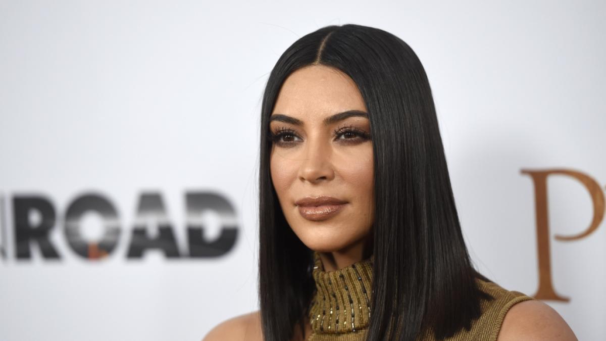 Kim Kardashian pr&auml;sentierte sich jetzt mit einer skurrilen Alien-Maske. (Foto)