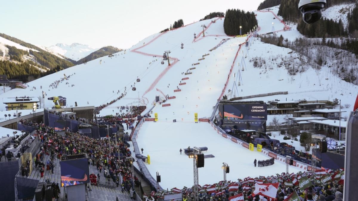 Zuschauer stehen im Zielbereich des Skigebiets Saalbach-Hinterglemm. Auf dieser Strecke wird unter anderem die&nbsp;Alpine Ski-WM ausgetragen (Symbolbild). (Foto)