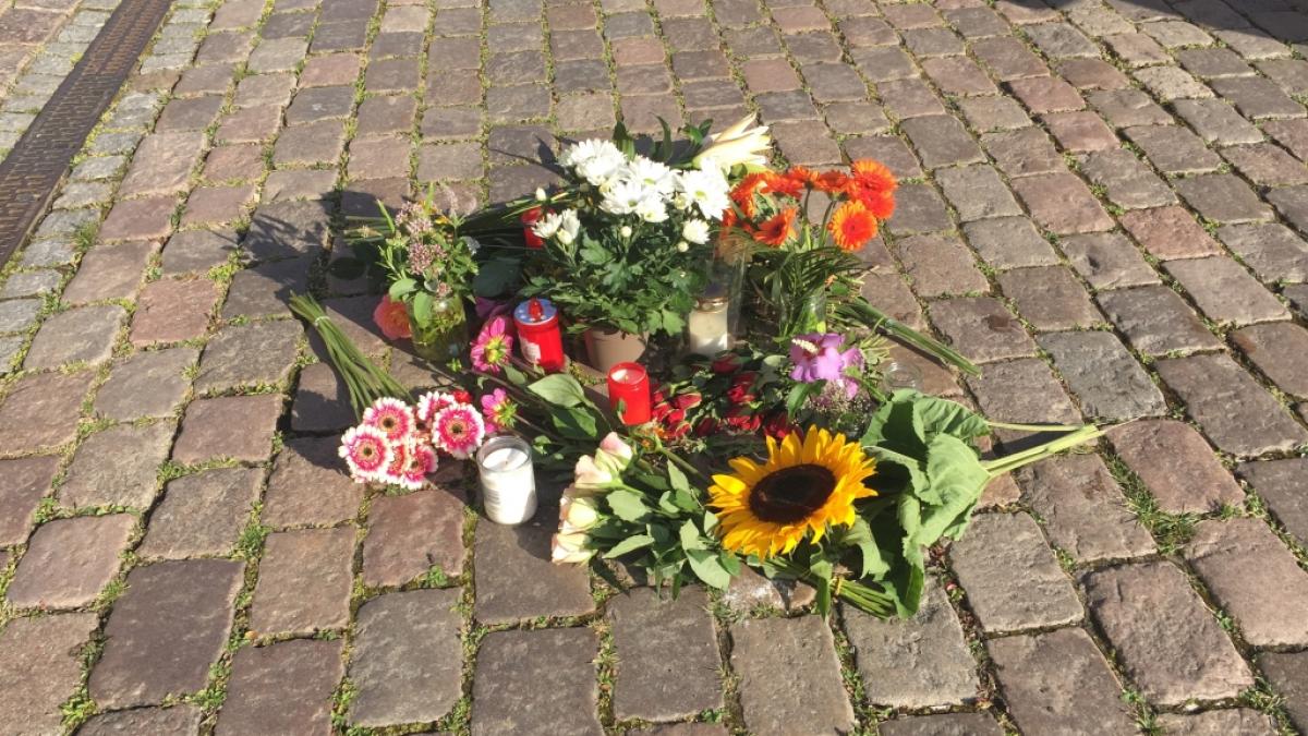 Auf dem Kieler Rathausplatz wurden im Gedenken an die get&ouml;tete Auszubildende (23) Blumen niedergelegt. (Foto)